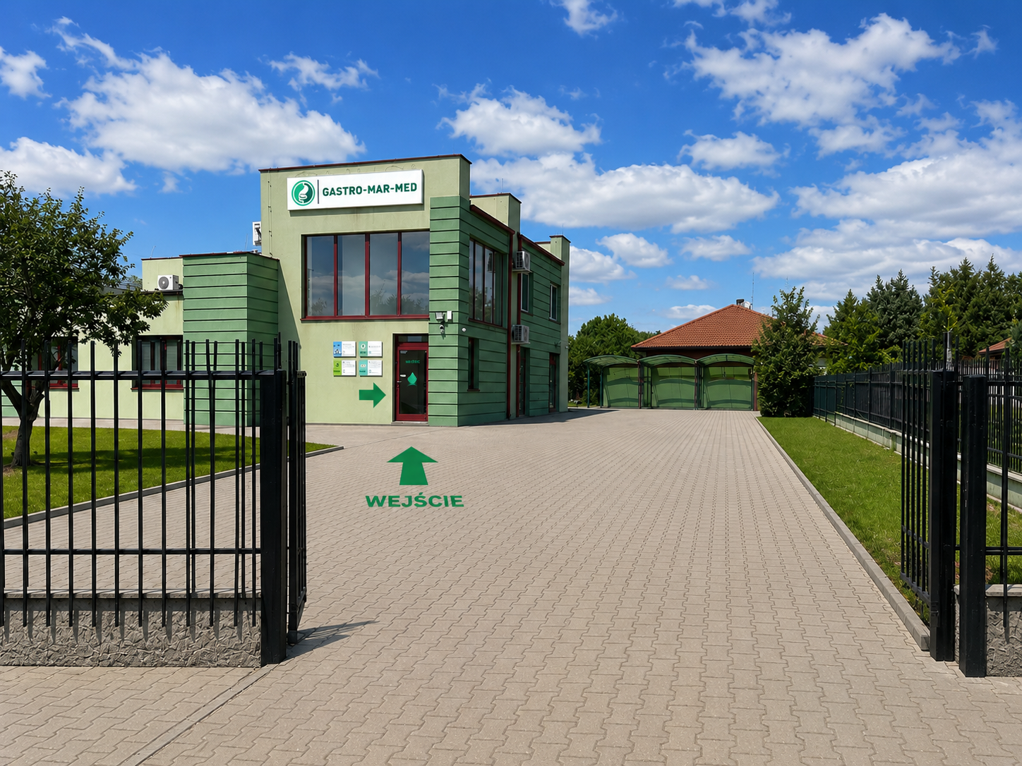 GASTRO-MAR-MED przy ul. Opiesińskiej 14 — wjazd i wejście od ul. Dworcowej